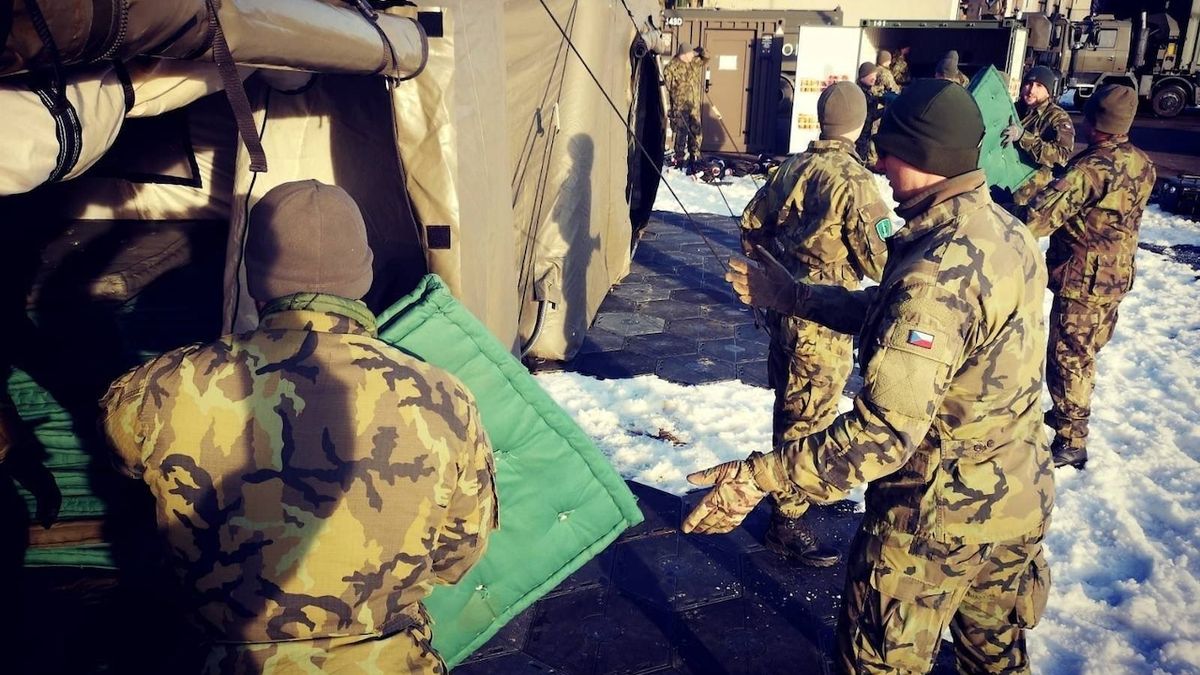 Čeští vojáci u Liptovského Mikuláše postavili tábor pro 400 uprchlíků
